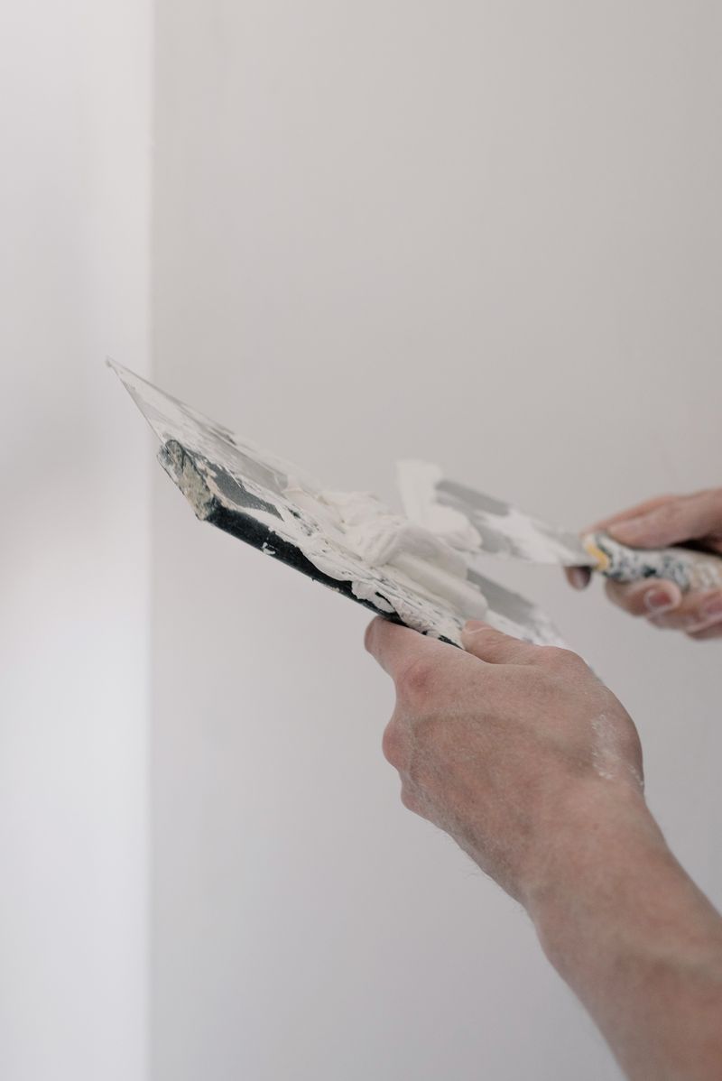 Artisan peintre au travail